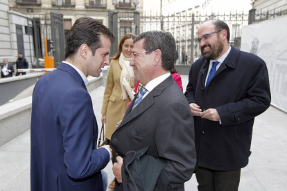 El secretario regional del PSOE, Luis Tudanca, saluda al presidente de la Diputación de Burgos, Cesar Rico, durante la sesión en el Congreso de los Diputados, del Condado de Treviño-Ical
