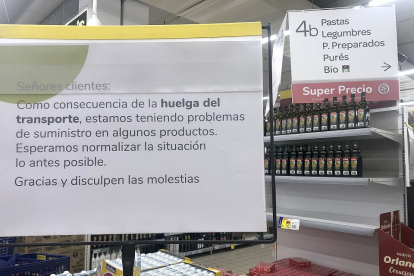 Cartel informativo de la falta de productos en un supermercado. D. M.