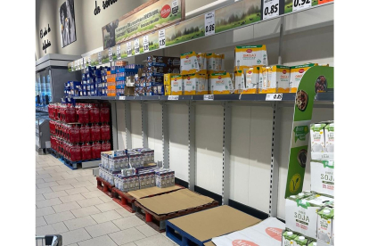 Falta de productos lácteos en un supermercado de Valladolid. E.M.