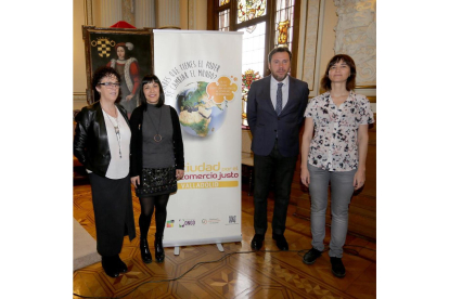 Valladolid recibe el sello que la reconoce como 'Ciudad de Comercio Justo'. De izquierda a derecha; Rafaela Romero; Tamara Cabezas; Óscar Puente y Marta Mangrané.-ICAL
