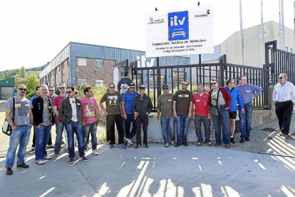 Trabajadores de la ITV del Polígono de San Cristobal, en Valladolid, se concentran para iniciar la huelga.-J.M. Lostau