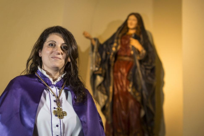 Cristina Alonso ante la Virgen de la Alegría.-M. ÁNGEL SANTOS