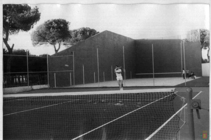 Pista de tenis del Pinar de Antequera en los años 70.- ARCHIVO MUNICIPAL VALLADOLID