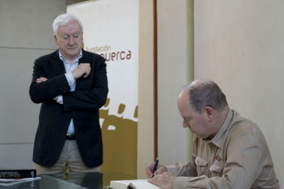 El Príncipe Alberto II de Mónaco firma en el libro de honor de la Fundación Atapuerca, junto al presidente de la Fundación Atapuerca, Antonio M. Méndez Pozo.- ICAL