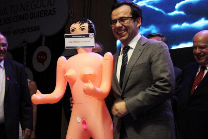 El ministro de Economía de Chile, Luis Céspedes, al recibir el regalo de los empresarios de Asexma.-STRINGER / REUTERS