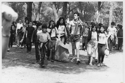 Recogida de basura de alumnos en el Pinar de Antequera en 1982.- ARCHIVO MUNICIPAL VALLADOLID