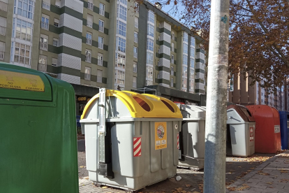 Un contenedor amarillo instalado en una calle de Valladolid. -E.M.
