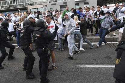 Aficionados del Legia se enfrentan a agentes de la Policia Nacional antes del comienzo del partido del martes contra el Madrid.-EFE / BARTLOMIEJ ZBOROWSKI
