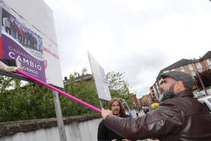 Pablo Fernández asiste a una pegada de carteles de Podemos en Palencia.-ICAL