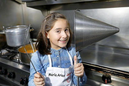 María Arias, la participante vallisoletana de MasterChef Junior, posa en la cocina del restaurante Villa del Prado, que regentan sus padres.-J.M. LOSTAU