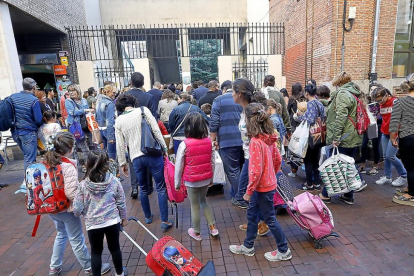 Varios alumnos entran al colegio en el centro de Valladolid.-J.M. LOSTAU