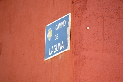 Placa del camino de Laguna en el barrio Pinar de Antequera.- PHOTOGENIC