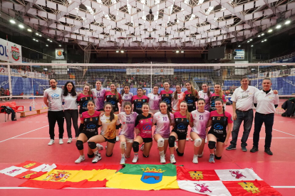 El VCV juvenil femenino en la última jornada de la Copa de España de voleibol en Valladolid. / Montse Álvarez