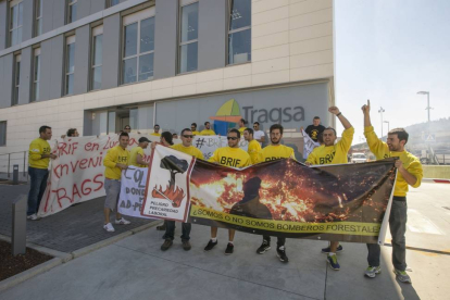 Medio centenar de trabajadores forestales se manifiestan a las puertas de la sede de Tragsa para exigir un salario digno y mejoras laborales-Ical