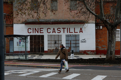 Fachada del antiguo cine Castilla, en el barrio de Girón. J.M. LOSTAU