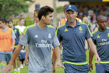 Zidane conversa con su hijo Enzo, jugador del filial madridista.-J.M.L.