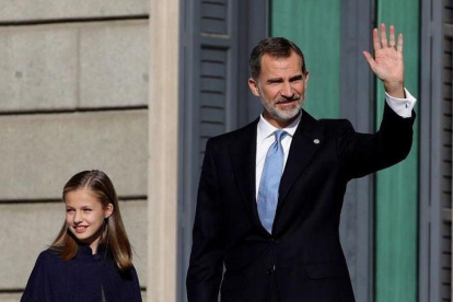El Rey Felipe VI, junto a la princesa Leonor, en el exterior del Congreso de los Diputados, en el que se celebra esta mañana la solemne conmemoración del 40 aniversario de la Constitución.-EFE/JuanJo Martín
