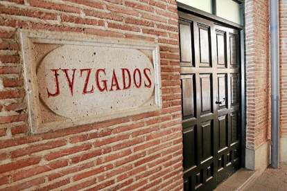 Puerta de acceso a los Juzgados de Medina de Rioseco.-J. M. LOSTAU