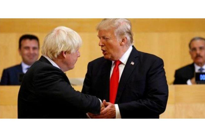 Trump saluda a Johnson en el 2017, cuando aún era ministro de Exteriores.-KEVIN LAMARQUE