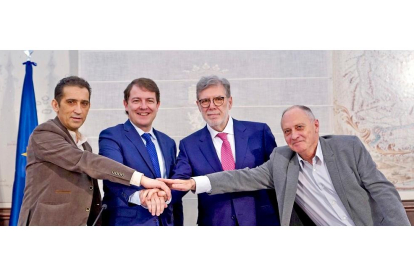Vicente Andrés (CCOO), Fernández Mañueco, Santiago Aparicio (Cecale) y Faustino Temprano (UGT) rubricaron los primeros acuerdos de Diálogo Social en la etapa Mañueco. ICAL