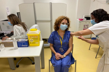 La médico de urgencias Inmaculada García Rupérez recibiendo la vacuna en el Hospital Río Hortega. / E.M.