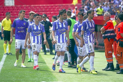 Los jugadores del Valladolid se retiran al vestuario, ayer, tras encajar la mayor goleada de la temporada.-PHOTO-DEPORTE
