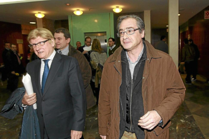 García de Coca, a la derecha, con su abogado tras declarar en enero de 2013.-J. M. Lostau