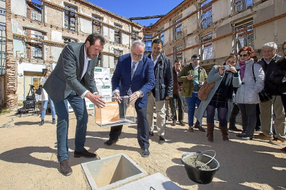 El alcalde, Óscar Puente, durante la colocación de la primera piedra simbólica en el solar del antiguo resturante El Lucense.-J.M. LOSTAU