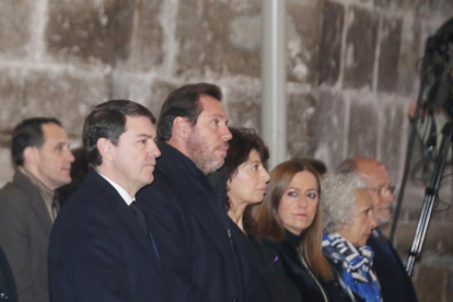 El ministro de Transportes, Óscar Puente, acompañado del resto de autoridades en el funeral de la actriz.- ICAL