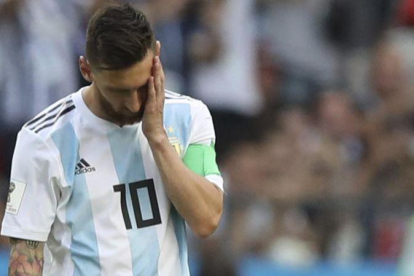 La apesadumbrada reacción de Messi al consumarse la derrota de Argentina contra Francia.-AP / THANASSIS STAVRAKIS