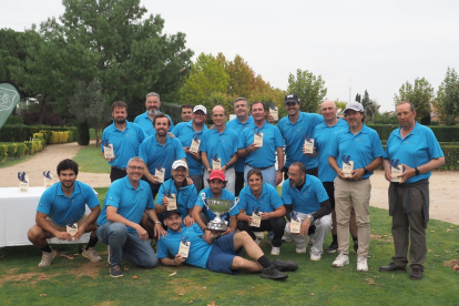 Los componentes de Aldeamayor Golf posan con sus trofeos. / M. G. EGEA