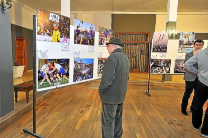 Un ciudadano visiona uno de los paneles de la exposición en Rioseco.-EM
