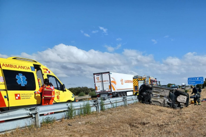 Accidente mortal en la A-6, a la altura de Villardefrades en Valladolid.-BOMBEROS DIPUTACIÓN DE VALLADOLID