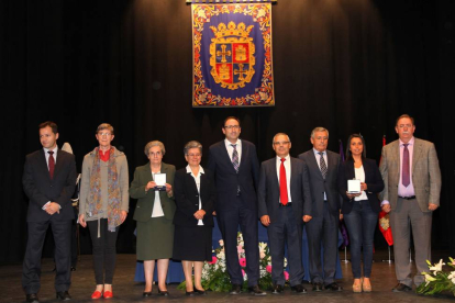 Representantes de las Hermanas Hospitalarias y de la Fábrica de Armas posan junto al alcalde Alfonso Polanco (C) tras recibir las Medallas de Oro de la Ciudad de Palencia.-ICAL