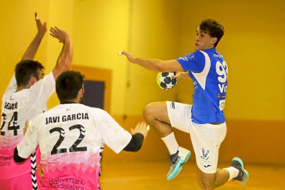 Víctor Rodríguez se elev a para superar la línea defensiva delQuabit en el amistoso de Peñafiel.-MIGUEL ÁNGELSANTOS