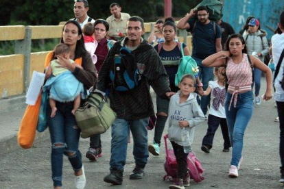 Una familia de inmigrantes venezolana pasa hacia Colombia  por el Puente Internacional Simon Bolivar.-EFE