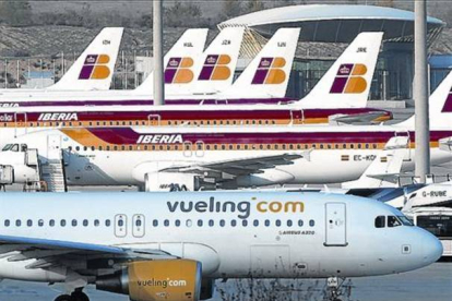 Vuelos 8 Aviones de Vueling e Iberia en el aeropuerto de Barajas.-DAVID CASTRO