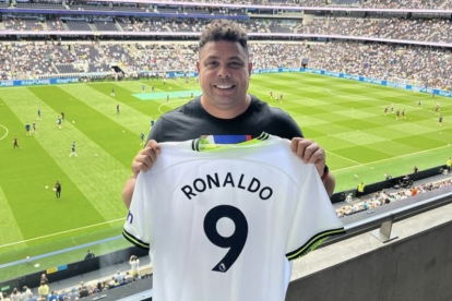 Ronaldo posa con la camiseta del Tottenham en White Hart Lane. / E. M.