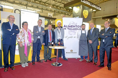 Carnero, segundo por la derecha, con varios asistentes a la presentación de Alimentos de Valladolid.-EL MUNDO