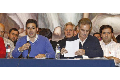 Diego Moreno, en una imagen de archivo, durante la presidencia de un comité provincial del Partido Socialista de León-EL MUNDO