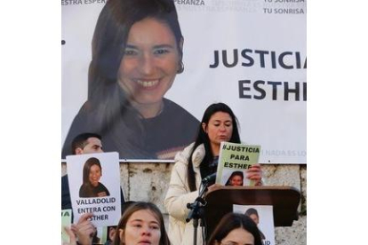 Inés López en la concentración celebrada en Valladolid en recuerdo de su hermana Esther López. PHOTOGENIC