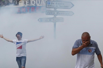 La policía francesa usa gas para disolver los incidentes en Marsella.-AP / DARKO BANDIC