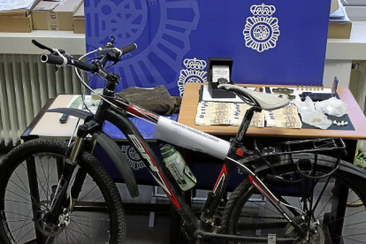 Bicicleta, cuchillo, dinero, cartuchos y droga intervenida al presunto autor del atraco a la sucursal.-D. V.