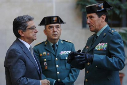 El delegado del Gobierno, Enric Millo, habla con el coronel José Aledo Andreu y el general Ángel Gozalo Martín, en la comandancia de la Guardia Civil, este miércoles.-ALEJANDRO GARCIA