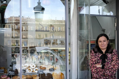 Raquel García  una de las responsables de la empresa familiar, en su tienda de la plaza mayor.-E. CARRASCAL