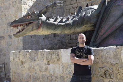 Juan Villa en El Castillo Encantado de Trigueros del Valle frente a uno de los dragones que ha elaborado en su taller.-ARGICOMUNICACIÓN