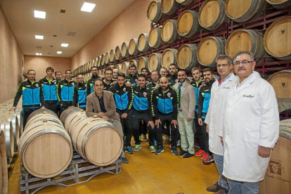 Jugadores, técnicos y directivos del Atlético Valladolid, durante su visita a la bodega Cuatro Rayas.-EM