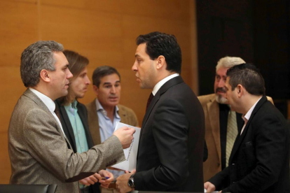 Javier Izquierdo (PSOE) conversa con Raúl de la Hoz (D), antes de la reunión de la Comisión de Investigación sobre el procedimiento de adjudicación e implantación de parques eólicos de Castilla y León-Ical