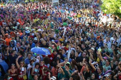 Miembros de las peñas en la Plaza Mayor celebran el incio de las fiestas de la Virgen del Villar.-El Mundo