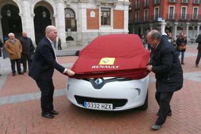 El director del vehículo eléctrico de Renault Iberia, Luis Valerio, entrega al alcalde de Valladolid, Francisco Javier León de la Riva, un automóvil eléctrico modelo ZOE para la flota municipal-Ical